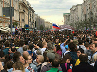 Произошло это после того, как Навальный призвал перенести антикоррупционное шествие 12 июня с проспекта Академика Сахарова на Тверскую улицу. Полиция задержала там сотни человек, было возбуждено уголовное дело по статье УК РФ "Применение насилия в отношении представителя власти"