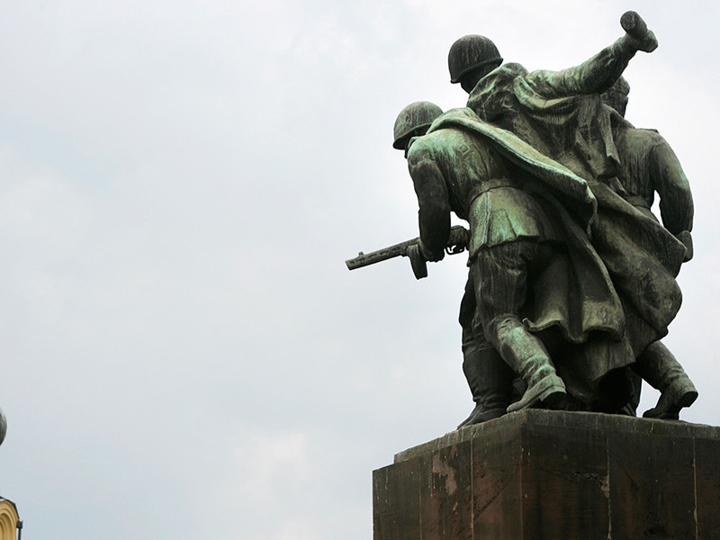 В КПРФ, ОП и "Единой России" возмущены принятым в Польше законом о сносе памятников Красной армии


