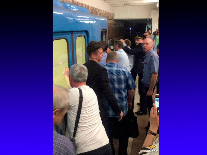 В метро Новосибирска пассажиры помогли подтолкнуть сломавшийся поезд