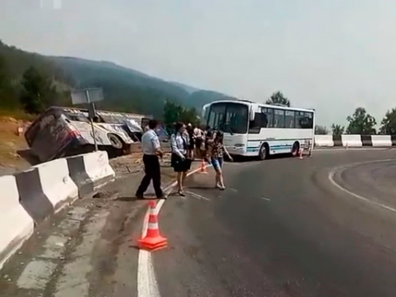 В Иркутской области на серпантине перевернулся автобус с детьми: пострадали 11 человек