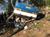 Автобус, в котором находился 51 человек, упал с насыпи высотой до 30 метров в районе поселка Хохотуй Петровск-Забайкальского района, на 702-м километре трассы "Байкал", где велись дорожные работы