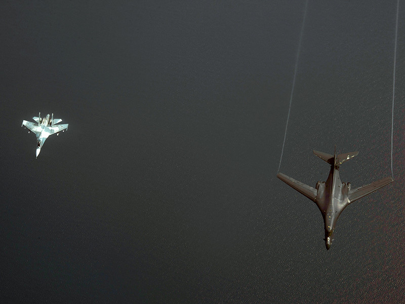Перехват американских бомбардировщиков В-52 российским истребителем Су-27 над Балтийским морем сфотографировали с борта самолета. Фото опубликовал в своем Twitter журналист Нолан Питерсон, сам в прошлом военный пилот