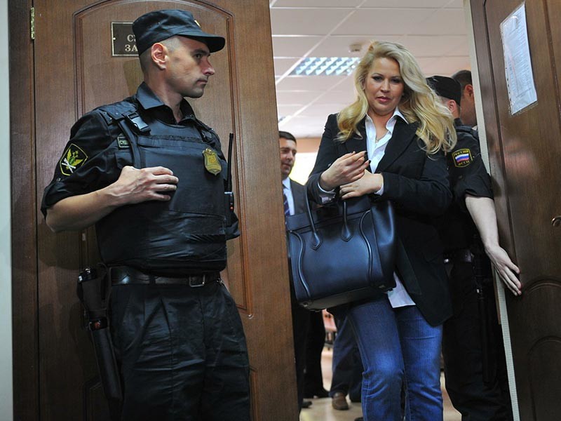 Как сообщалось, в мае 2015 года Евгении Васильевой был вынесен приговор по выделенным материалам, включающим 12 эпизодов преступной деятельности. Основное дело, объединяющее материалы по 40 эпизодам хищений, оставалось в производстве


