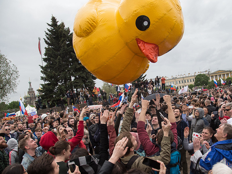 В Санкт-Петербурге полиция признала средством агитации игрушечную желтую утку, которую активисты принесли на митинг против коррупции, проходивший 12 июня на Марсовом поле