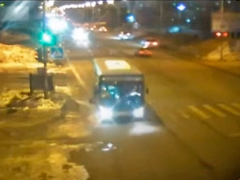 Водителя автобуса на Камчатке отправили в колонию за смерть женщины-инвалида, которую он 1,5 км тащил по дороге, зажав дверями ногу