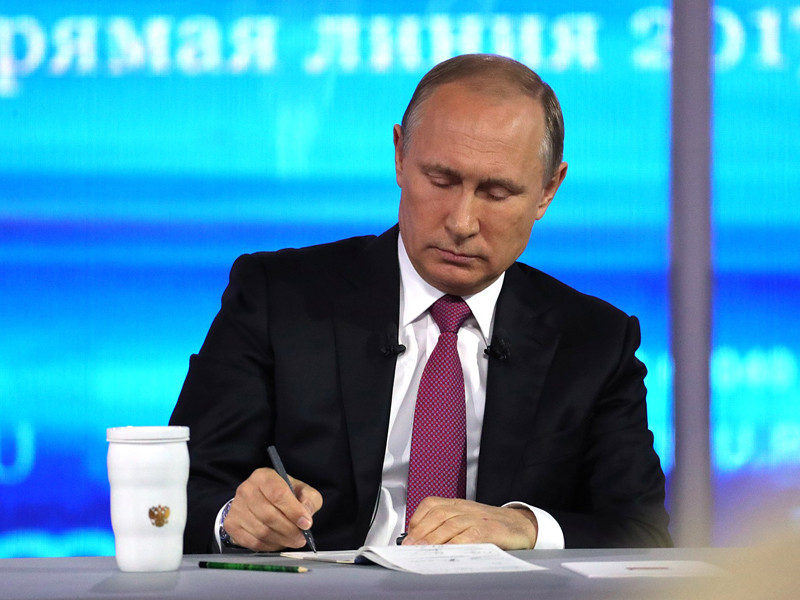 Почтальон, который во время 15-й прямой линии с президентом РФ пожаловался Владимиру Путину на низкую зарплату, работает на полставки