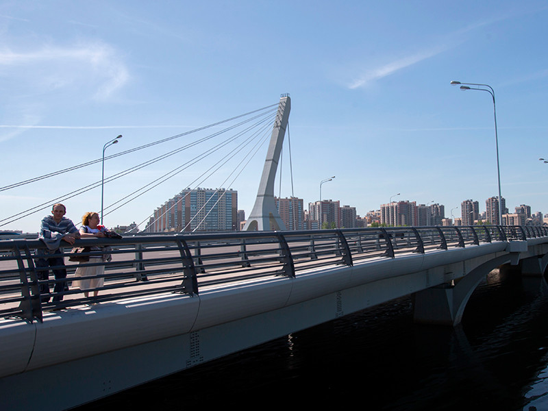 На мосту Кадырова в Петербурге сначала установили надпись "Ахматовский", а затем демонтировали ее