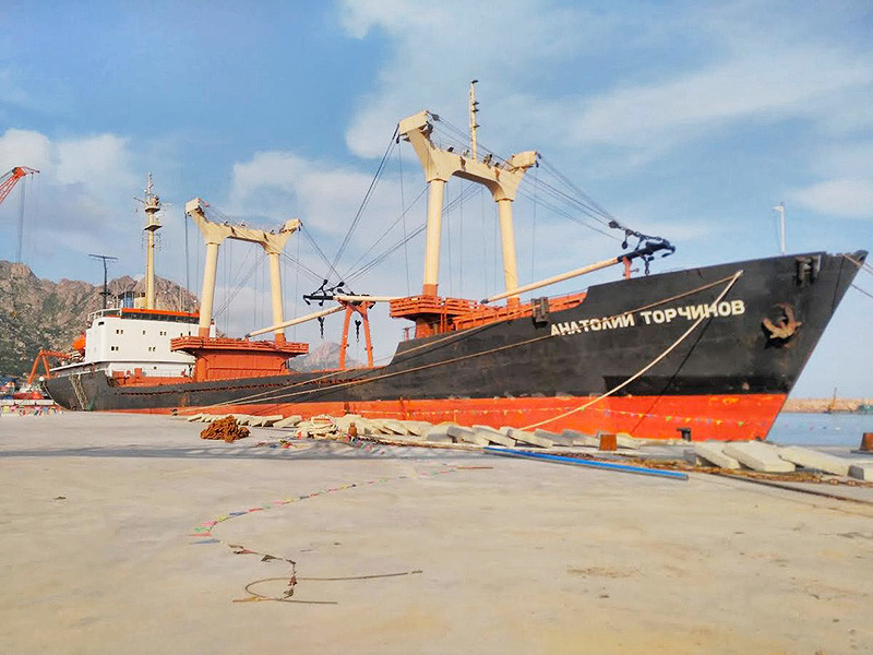 Половина экипажа российского судна "Анатолий Торчинов", застрявшего в Китае с конца апреля, вылетела на родину, оставшихся обеспечили продуктами, водой и топливом