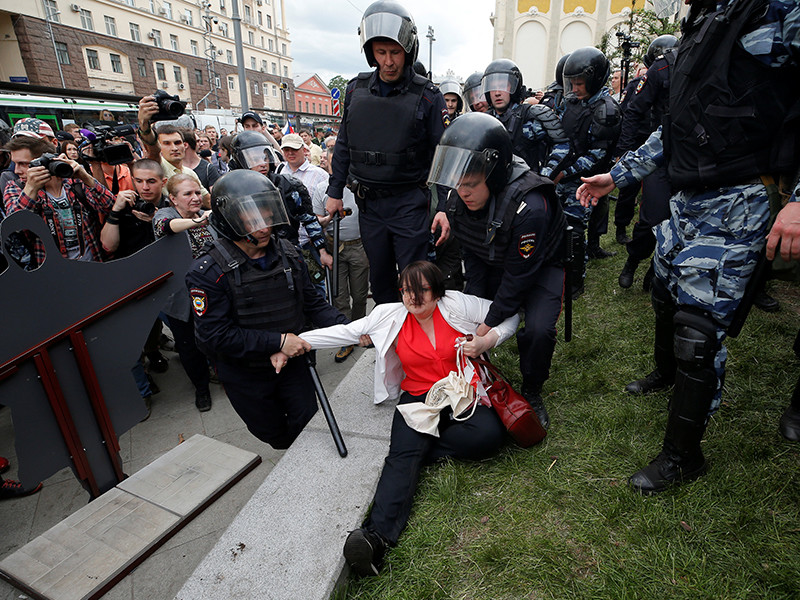 Общественный деятель Юлия Галямина, избитая 12 июня сотрудником ОМОНа во время акции протеста в Москве и попавшая после этого в больницу, намерена подать заявление о возбуждении уголовного дела