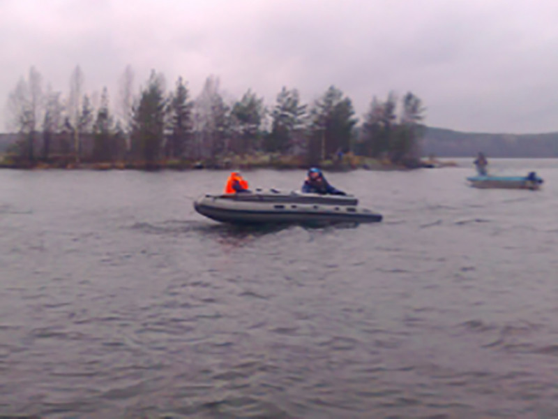 На озере в Карелии перевернулась лодка с подростками, судьба троих неизвестна
