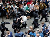 "Интерфакс": На двух задержанных в Москве  по подозрению в нападении на полицейских уже  завели уголовное дело