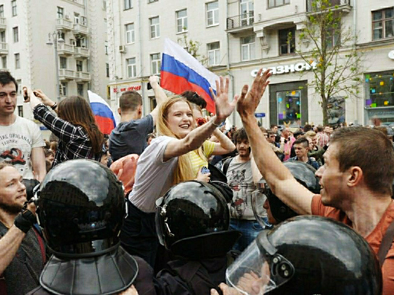 Россияне не согласны с формулой "дети должны быть вне политики", но участие молодежи в митингах одобряют не все, узнал ВЦИОМ