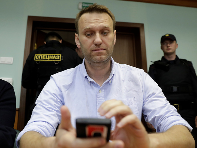 ФСИН попросила продлить Навальному испытательный срок на год. Оппозиционер связал это с выборами
