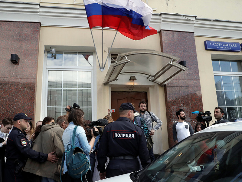 В полиции заявили, что обыски в московском штабе оппозиционера Алексея Навального проводятся в рамках расследования уголовного дела о самоуправстве, связанного с собственником здания на Садовнической набережной