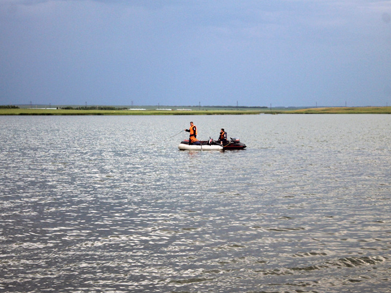 Лодка с четырьмя детьми и одним взрослым, которая опрокинулась накануне вечером на водоеме неподалеку от населенного пункта Тогузак в Челябинской области, была перегружена

