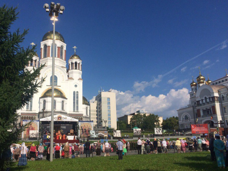 В Екатеринбурге тысячи людей собираются на крестный ход к месту убийства царской семьи