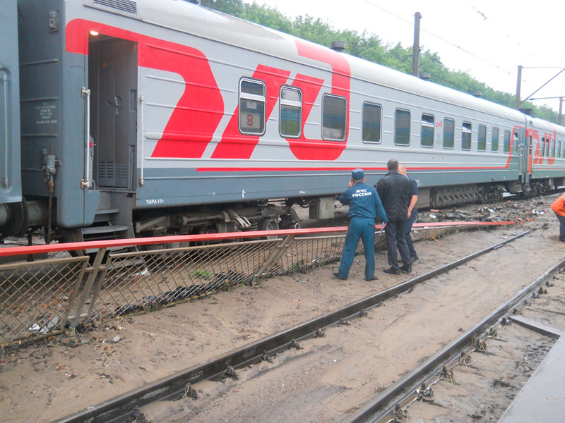 Локомотив пассажирского поезда сошел с рельсов в Новосибирске
