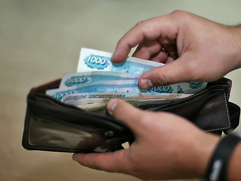 Минимальный размер оплаты труда вырос на 300 рублей и слегка приблизился к прожиточному минимуму