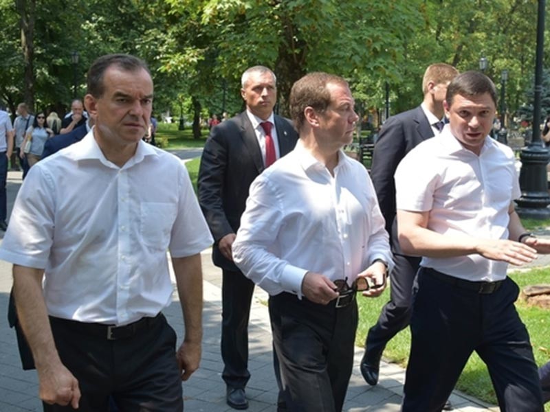 Как сообщает издание "Кубань 24", в Краснодаре премьер-министр вместе с губернатором Вениамином Кондратьевым посетил сквер Дружбы народов
