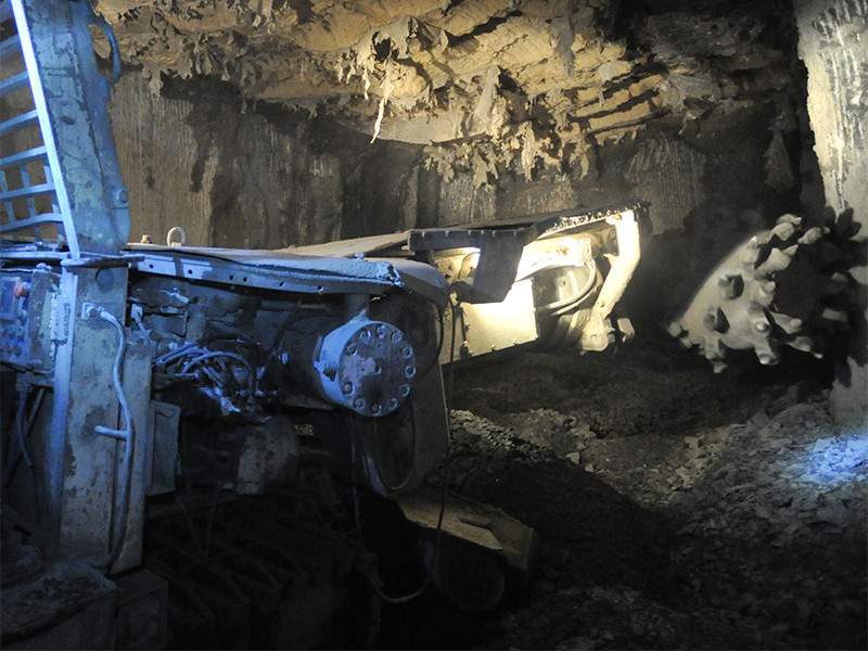 На руднике в Якутии горная порода обрушилась на погрузочную машину, в которой находился рабочий
