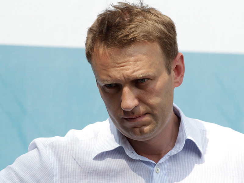 Навальный, ссылаясь на официальные данные Росстата и Министерства образования и науки, утверждает, что с 2000 по 2017 года количество бюджетных мест для первокурсников в отечественных вузах уменьшилось на 9,7%