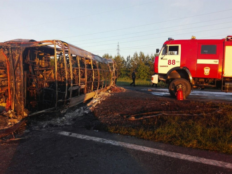 В Татарстане междугородний автобус столкнулся с "КамАЗом" и загорелся, в результате ДТП погибли 13 человек