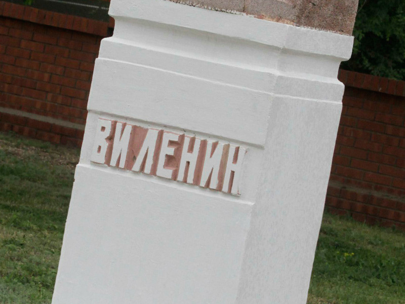 В Свердловской области полиция задержала мужчину, который оторвал голову памятнику Ленину