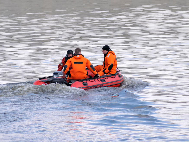 Шесть человек, в том числе пятеро детей, упали в озеро Комсомольское в результате обвала части берега. Троим детям удалось выбраться на берег, остальные ушли под воду
