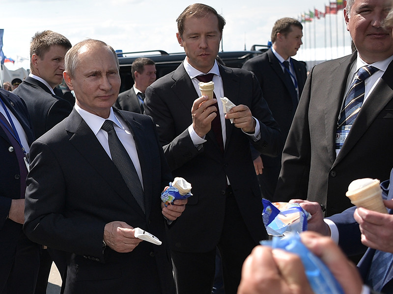 Путин не только сам купил пломбир в стаканчике за 60 рублей, но и угостил сопровождавших его членов правительства и глав предприятий. "На сдачу дайте им", - кивнул Путин в сторону сопровождавшей его делегации, протянув тысячную купюру