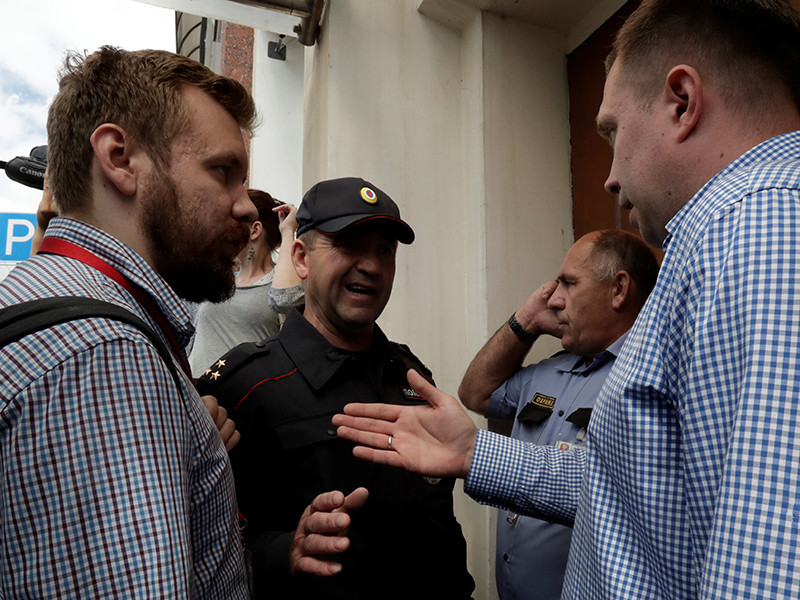 Напомним, Туровский находился в штабе Навального, когда туда пришла с обысками полиция


