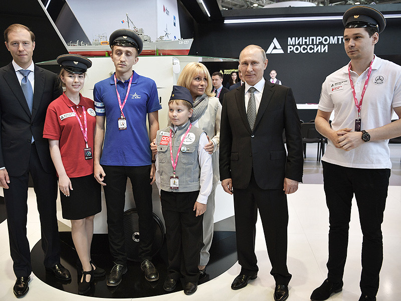 Дети-изобретатели подарили Путину на выставке "Иннопром" конструктор для внуков