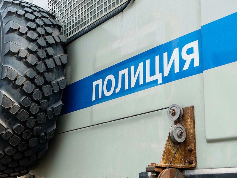 В Краснодарском крае полиция задержала жильцов 14-этажного дома, которые протестовали против сноса, перегородив трассу М4 гробами


