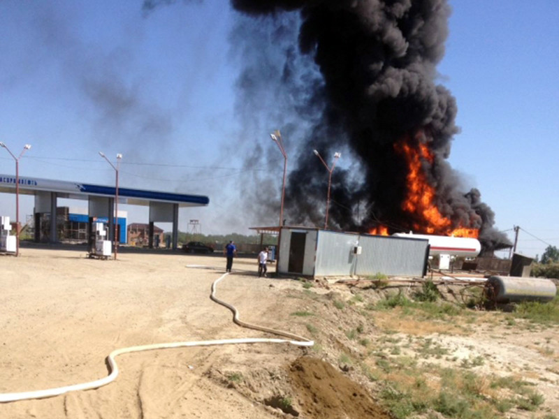 Два человека погибли в результате ЧП на автозаправочной станции компании "Газпромнефть" в Тарумовском районе Дагестана
