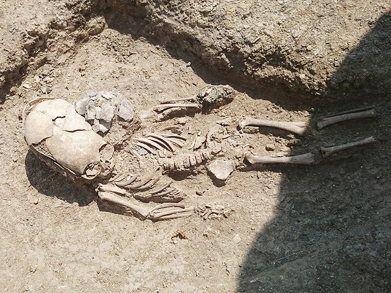 В античном некрополе Кыз-Аул на востоке Крыма археологи нашли захоронение ребенка II века н. э. и уже окрестили находку "могилой инопланетянина", сообщает сайт фонда "Археология"