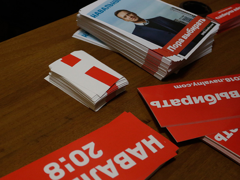 Оппозиционер Алексей Навальный, который уже на протяжении семи месяцев ведет президентскую избирательную кампанию, несмотря на заявления ЦИК о том, что у него шансов быть зарегистрированным кандидатом из-за судимости, собрал 98 миллионов рублей в качестве пожертвований от своих сторонников