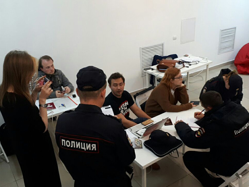 Продолжаются обыски в предвыборных штабах кандидата в президенты РФ Алексея Навального. Накануне вечером сотрудники штаба оппозиционера в Чебоксарах сообщили, что в помещение пришли полицейские
