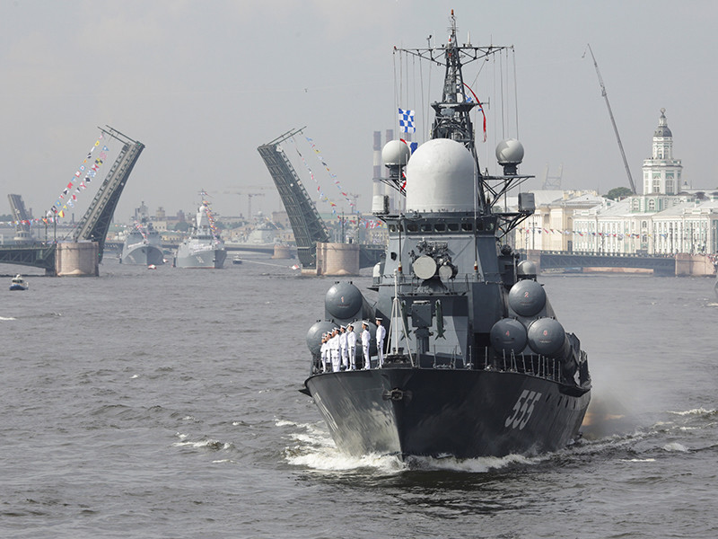 В Петербурге прошел морской парад, открывший празднования Дня военно-морского флота