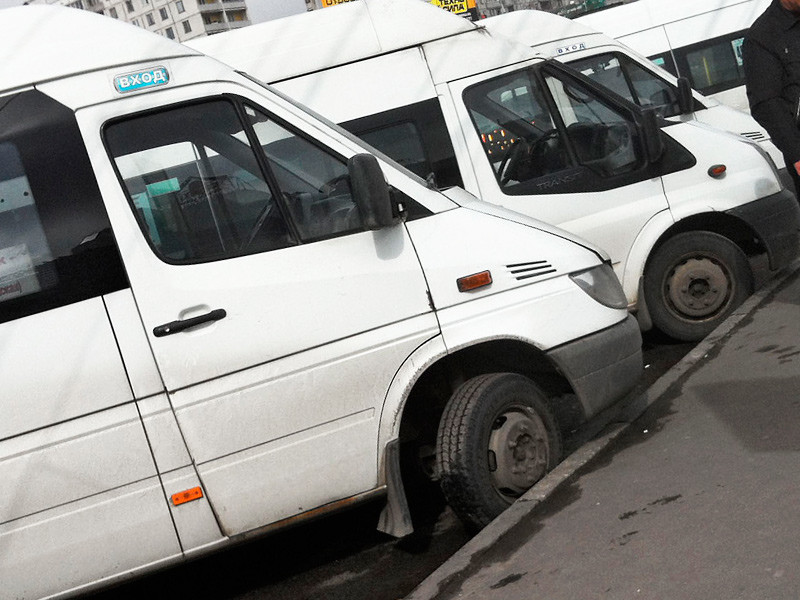 В Омске пассажирка маршрутки на резком повороте выпала на дорогу