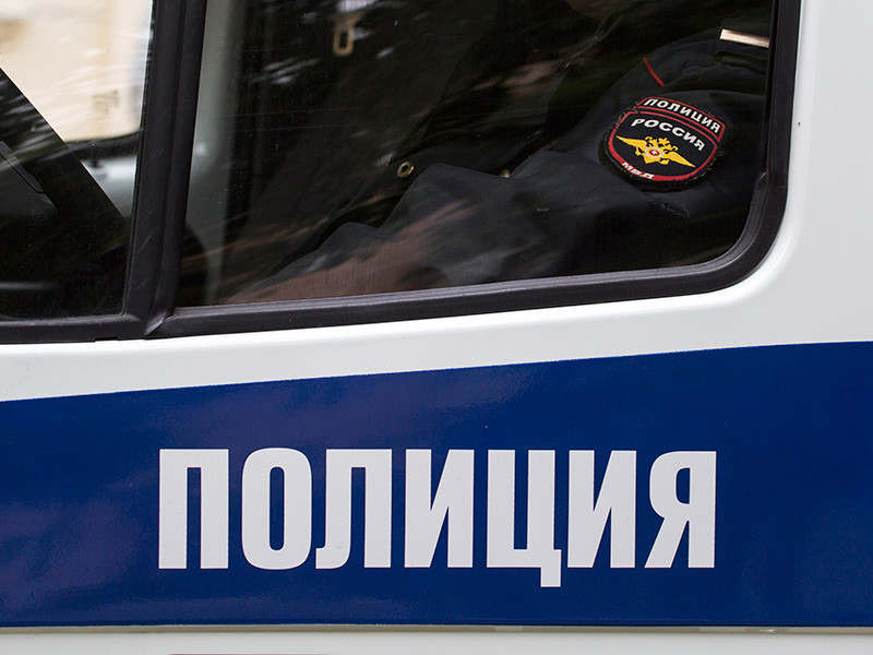 В центре Москвы в субботу задержаны две несовершеннолетние девушки с листами бумаги, на которых ничего не было написано. Рты у них были заклеены скотчем с надписью "цензура"