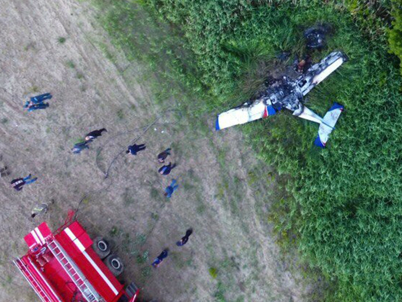 Следственный комитет в субботу назвал две основные версии катастрофы на авиашоу в Тамбове, где спортивный самолет разбился, демонстрируя фигуры высшего пилотажа выпускникам университета

