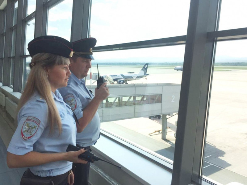 Владивостокская полиция вернула рассеянному пассажиру два миллиона рублей, забытые в самолете
