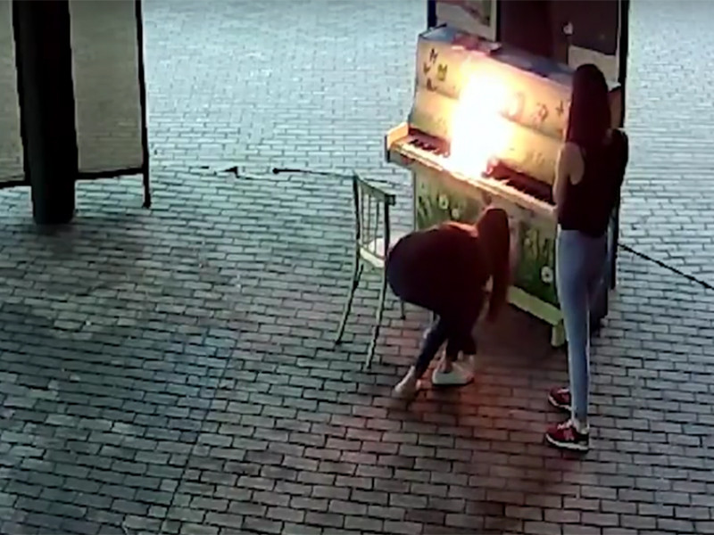 В городе Новокузнецке Кемеровской области две девушки по непонятным причинам сожгли уличное пианино в городском Арт-сквере