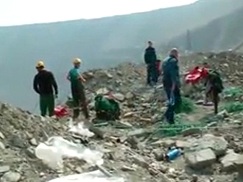 Промышленные альпинисты во время поисково-спасательных работ на руднике "Мир"