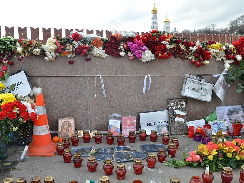 Мемориал на месте убийства политика Бориса Немцова