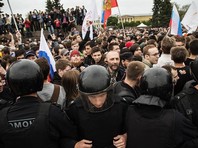 Митинги против коррупции в Петербурге прошли 12 июня параллельно с акциями во многих других российских городах. В Северной столице акции были не согласованы с властями и обернулись массовыми задержаниями


