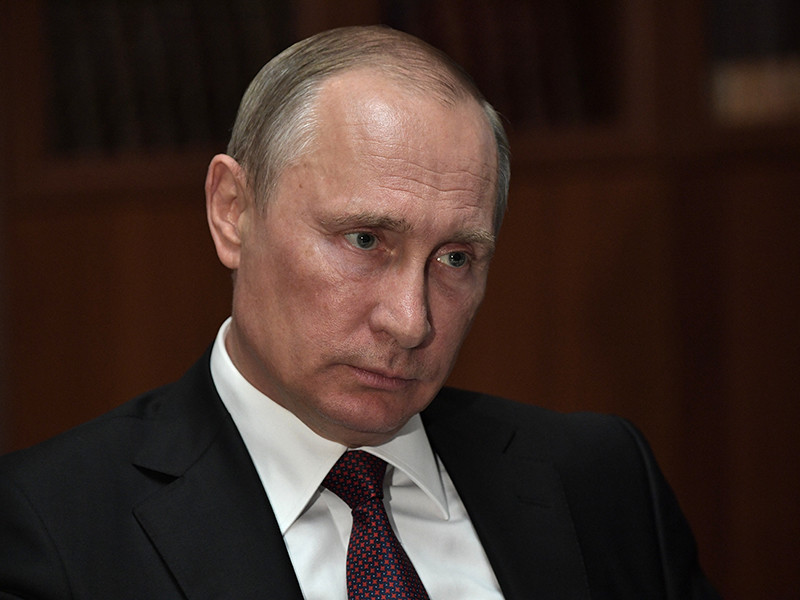 Путин призвал чиновников не "футболить" россиян
