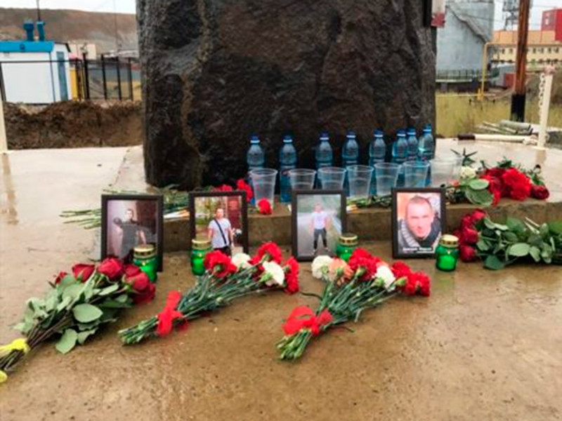 Жители Мирного несут цветы, свечи, воду и сигареты к администрации рудника "Мир", где прекратили поиски 8 шахтеров

