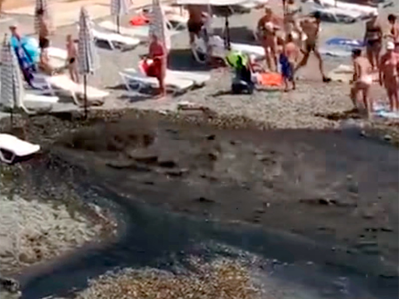 Поток черной жижи на пляже мэрия Сочи объяснила выбросом питьевой воды

