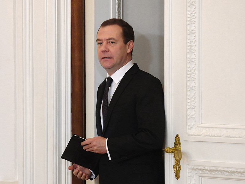 Политологи назвали чиновников и бизнесменов, которые, по их мнению, имеют высокие шансы остаться в составе так называемого "Политбюро 2.0" после выборов президента в марте 2018 года. Наиболее устойчивые позиции у премьер-министра Дмитрия Медведева