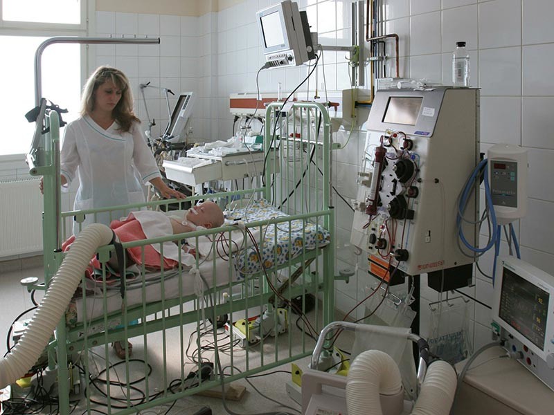 В Екатеринбурге медики борются за жизнь годовалой девочки, которую неделю назад доставили в одну из городских больниц в истощенном состоянии и с отеками

